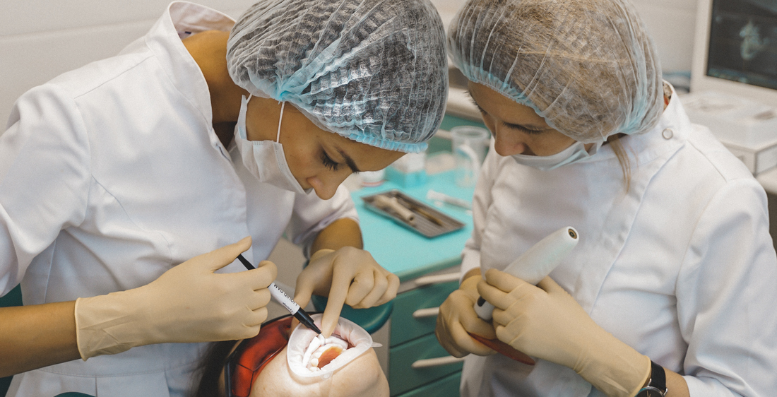 Особенности процедуры художественной реставрации передних зубов
